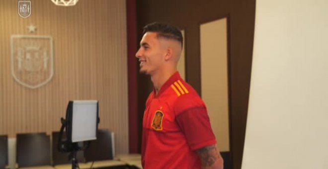 Los debutantes Gavi y Yeremi Pino ya posan con la camiseta de la Roja