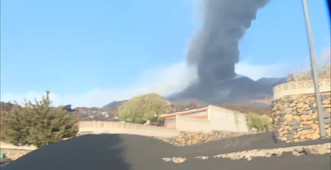 Un grupo de periodistas, acompañados por técnicos del IGN, a los pies del volcán