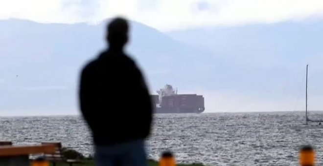 Controlado el incendio en un buque de mercancías peligrosas anclado frente a la costa canadiense.