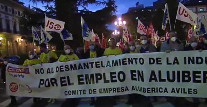 Multitudinaria manifestación en Oviedo al grito de "Alcoa no se cierra"