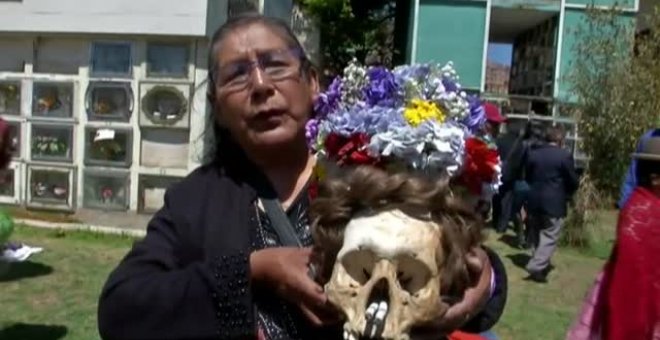 Bolivia celebra la fiesta de las Ñatitas en homenaje a sus seres queridos fallecidos