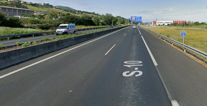 Un accidente entre un coche y un camión en Heras provoca atascos en la S-10