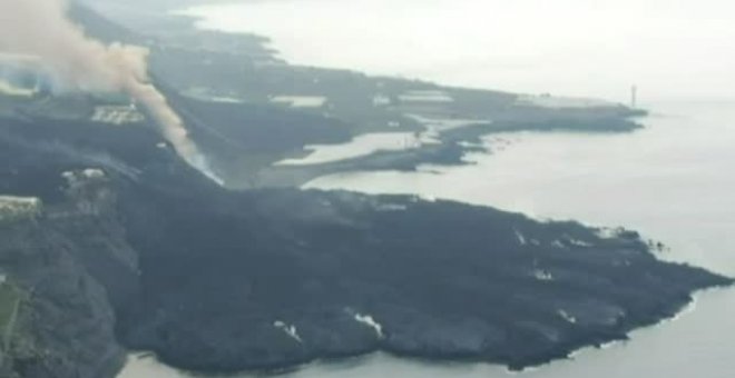 Una de las coladas cae a una playa y podría formar una nueva fajana