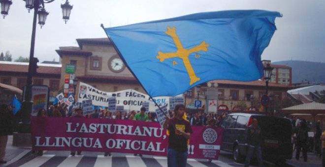 La oficialidá del asturianu y los espíritus del mal social