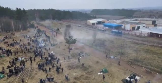 Las fuerzas de seguridad polacas dispersan con cañones de agua a los migrantes