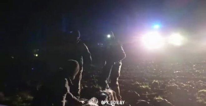 Un perro de los guardias lituanos muerde la pierna a un iraquí que pasa la noche al raso