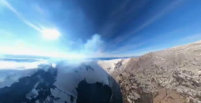 El piloto chileno Sebastián Álvarez logra adentrarse en el volcán Villarica, en Los Andes, enfundando en su traje aéreo