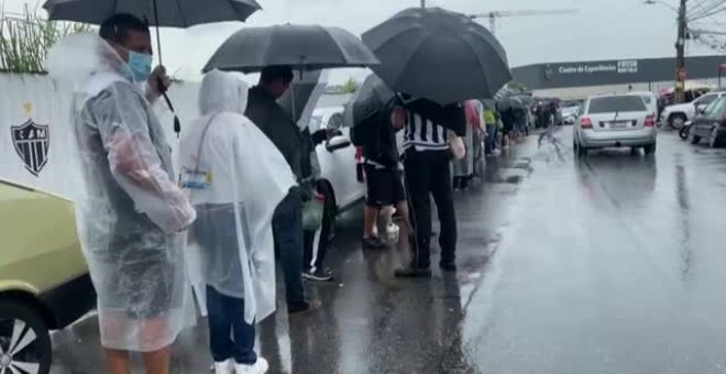 Hinchas del Atlético Mineiro, campeón de Brasil por primera vez en 50 años, se hacen  tatuajes ofrecidos por el club para celebrarlo