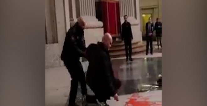 La Audiencia de Madrid juzga al escultor Enrique Tenreiro por la pintada que hizo sobre la tumba de Franco