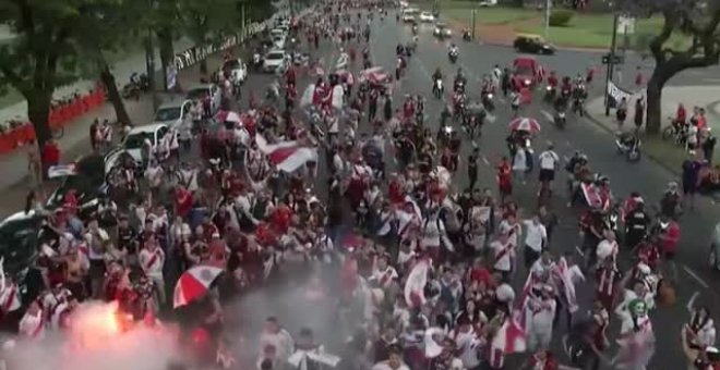 Los hinchas del River Plate celebran el tercer aniversario de la victoria ante el Boca Juniors