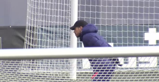 Luis Suárez entrena con el grupo y podría jugar el derbi