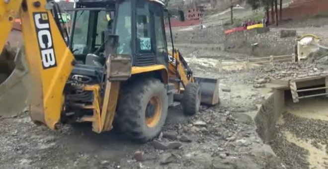 Un puente se viene abajo en Bolivia arrasado por el desbordamiento de un río en la capital