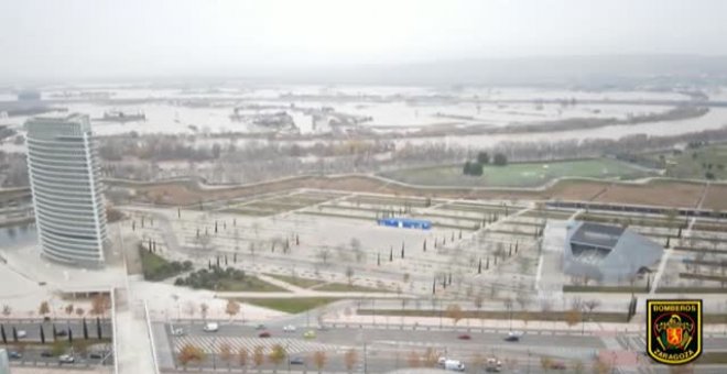 El pico de la crecida en Zaragoza supera los 5 metros y medio de altura con más de 2.100 metros cúbicos de agua por segundo