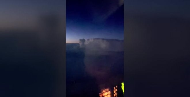 Un vuelo privado capta la imagen de una espectacular tormenta provocada por uno de los tornados que arrasaron Kentucky