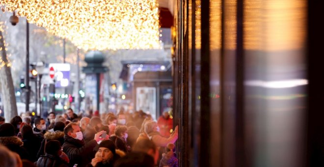 Francia prohíbe concentraciones y fiestas en la calle en Nochevieja