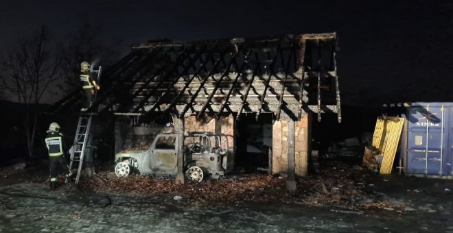 Arden una vivienda y dos vehículos en Argomilla de Cayón