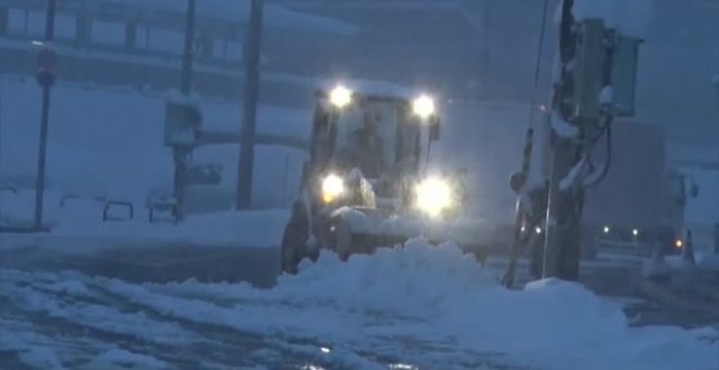 Las fuertes nevadas azotan el norte y el oeste de Japón