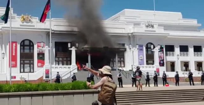 Aparatoso incendio en el antiguo Parlamento de Australia en Camberra