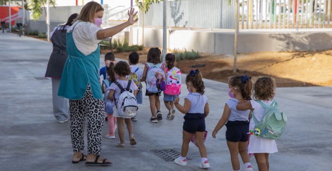 Gobierno, comunidades y profesores no quieren retrasar la 'vuelta al cole'