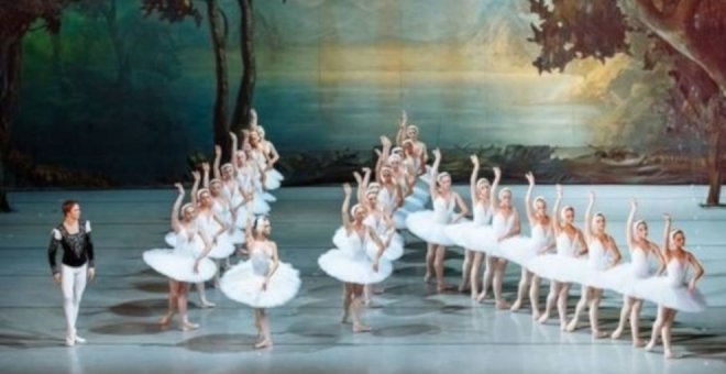 El Ballet Nacional de Moldavia representa 'El lago de los cisnes' en el Palacio