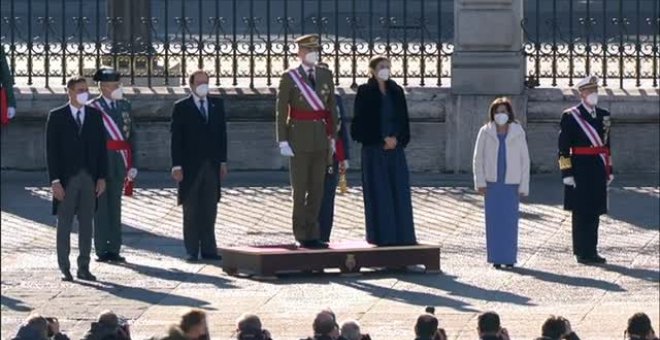 El rey recoge el broche caído de la reina instantes antes de sonar el himno nacional