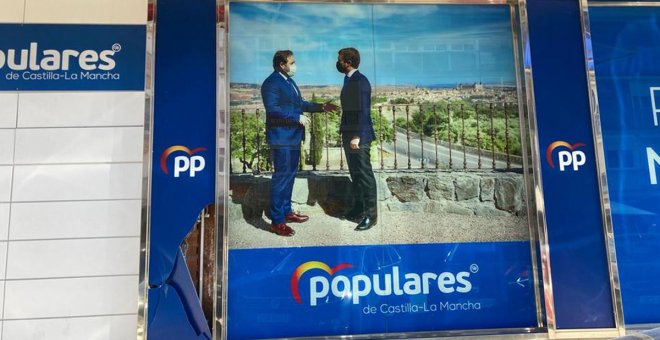 Destrozan de una patada un panel con el logo del PP en la fachada de su sede castellanomanchega