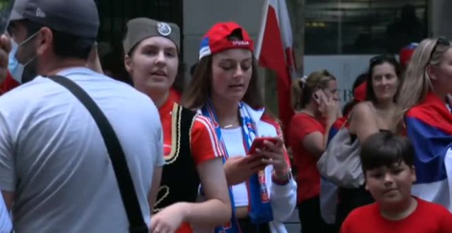 Los seguidores de Djokovic celebran la decisión del juez en las puertas del hotel