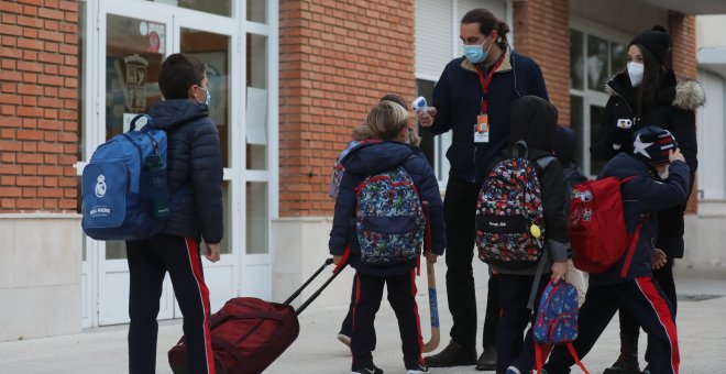 Qué hacer si mi hijo tiene síntomas y no puedo hacerle un test: Sanidad actualiza los protocolos en los colegios