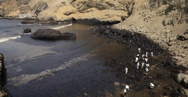 Un derrame de petróleo en una refinería de Repsol causa un desastre ambiental en Perú