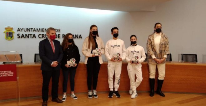 El Ayuntamiento entrega los premios deportivos a cuatro deportistas del municipio