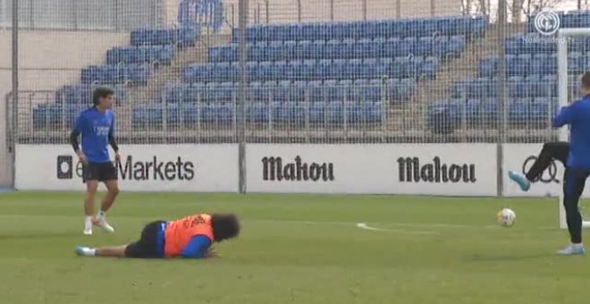 Benzemá realiza parte del entrenamiento con el grupo