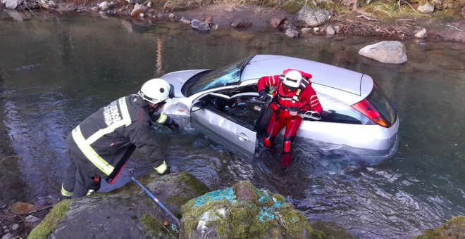 Un coche cae al río tras un accidente en Camaleño