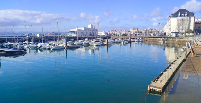 Puertochico, vacío de pantalanes, se prepara para su nueva instalación