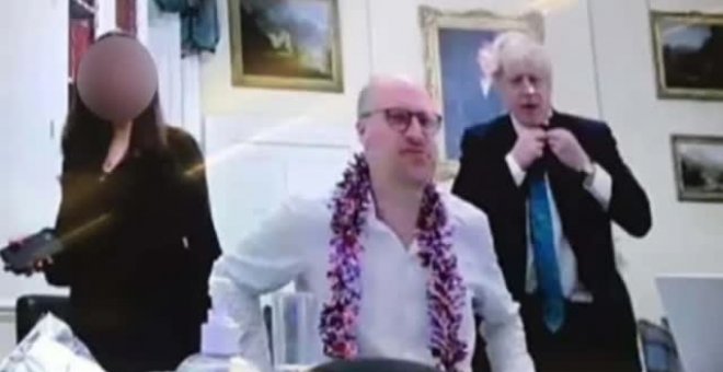 Nueva polémica fotografía de Johnson de celebración en plena pandemia