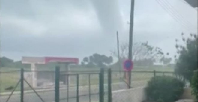 Un rarísimo tornado causa estragos en la localidad cubana de Guanabo