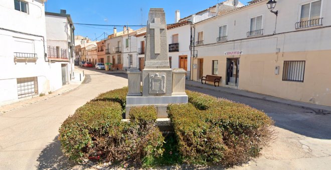 Un juez paraliza la retirada de la cruz franquista de Santa Cruz de la Zarza a petición de Abogados Cristianos