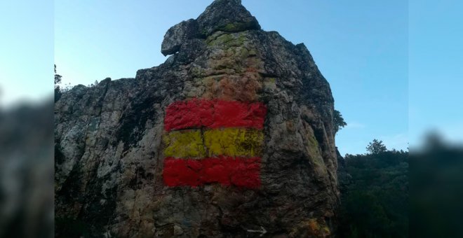 Destrozan unas pinturas rupestres con más de 6.000 años en el Peñón del Muerto dibujando encima la bandera de España