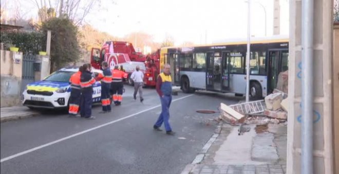 Un autobús que circulaba sin pasajeros se empotra contra el muro de una casa en Montgat, Barcelona