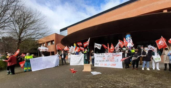 El servicio de limpieza de Sierrallana continúa con sus concentraciones de protesta