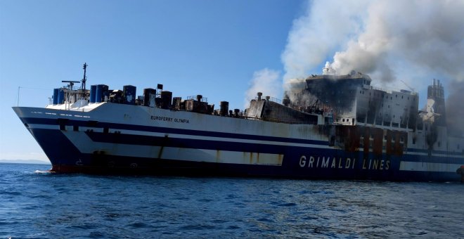 Hallan con vida a uno de los 12 desaparecidos del incendio de un ferry en Grecia