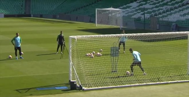 Pellegrini apuesta por Claudio Bravo en la portería y podrá contar con Bellerín, Fekir y Canales que eran duda