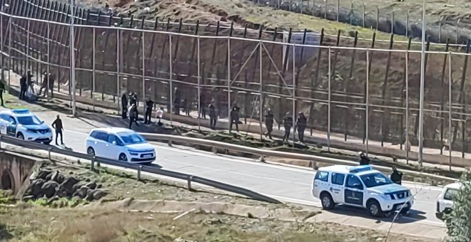 Unos 2.500 migrantes subsaharianos intentan entrar en Melilla en el salto de la valla más numeroso desde 2014