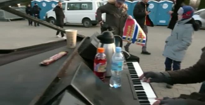 Un pianista recibe con música a los refugiados ucranianos en la frontera con Polonia