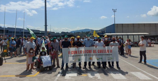 "Forcejeos" entre ganaderos y la Policía Nacional en la protesta de Torrelavega