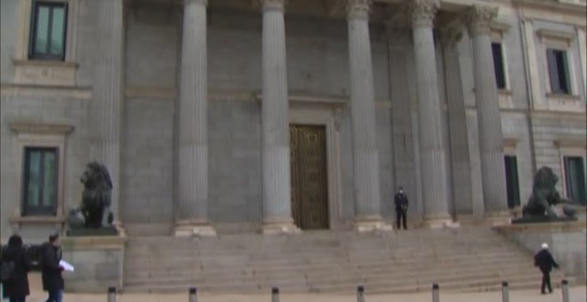 La lluvia de polvo sahariano caída en Madrid cubre los leones del Congreso de los Diputados