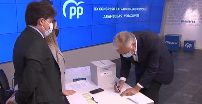 Feijóo arrasa en las primarias del PP con el apoyo de 99,6% de los miltantes