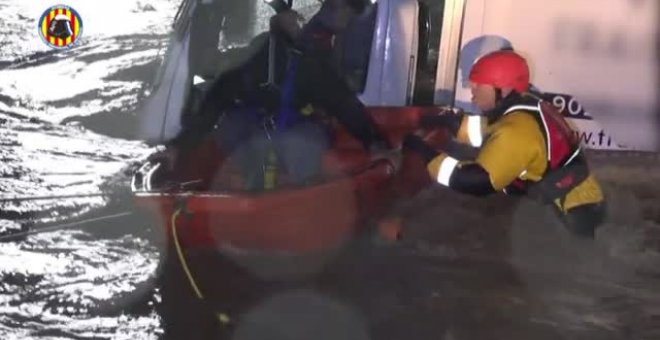 Los bomberos acuden al rescate de conductores y vecinos aislados por las inundaciones