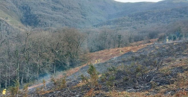 Sorprendido un vecino mientras prendía fuego al monte Canales de Silió