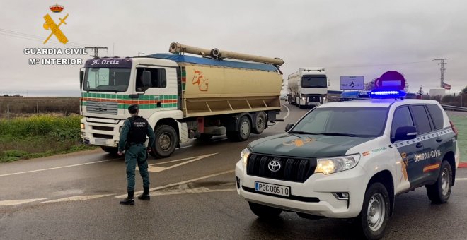 Un tercer convoy con 115 camiones regresa con suministros de pienso para las ganaderías de Castilla-La Mancha