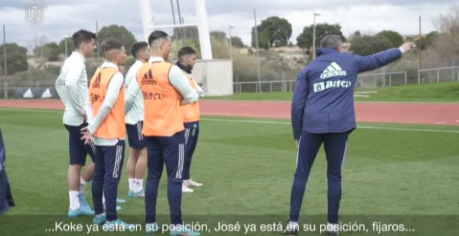 La pantalla gigante de Luis Enrique en el entrenamiento de la selección